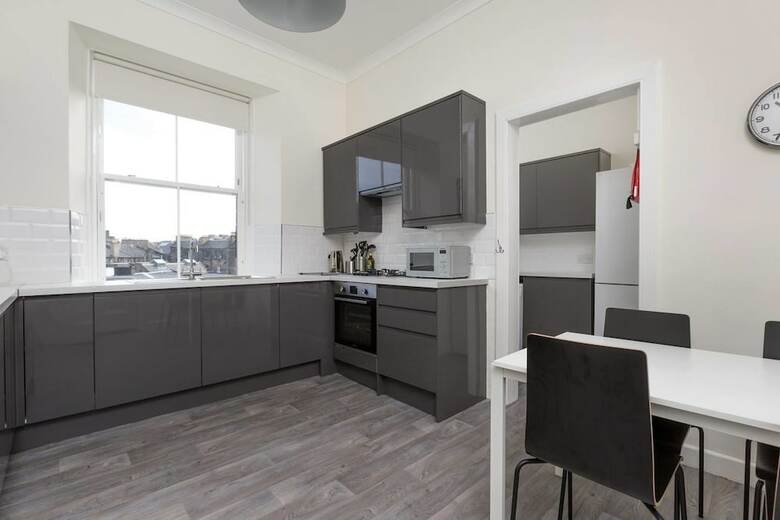 Elegant 3 Bedroom Central Apartment W/castle View
