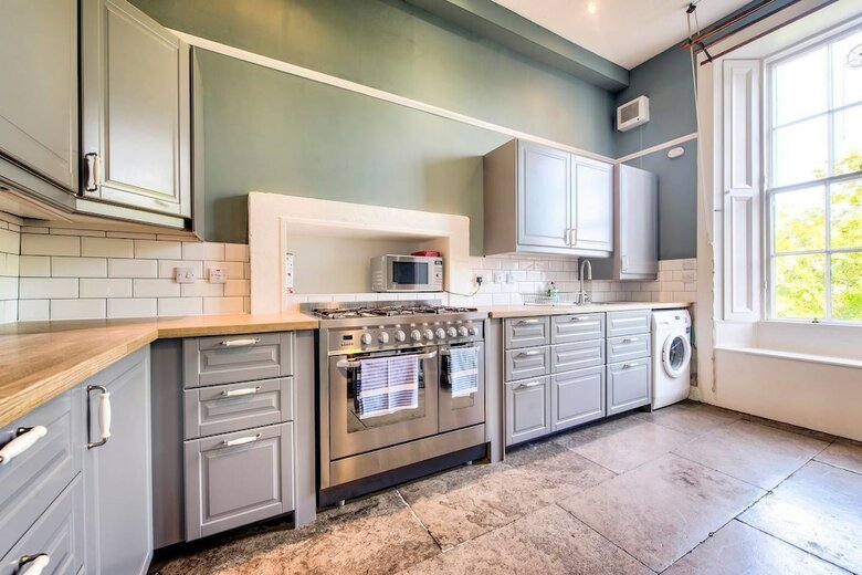 Bright And Spacious 4-bedroom Apart In Stockbridge