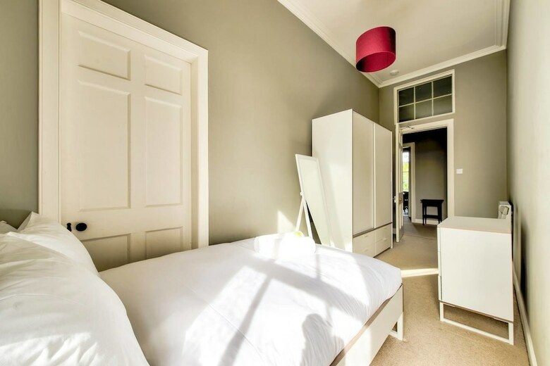 Bright And Spacious 4-bedroom Apart In Stockbridge