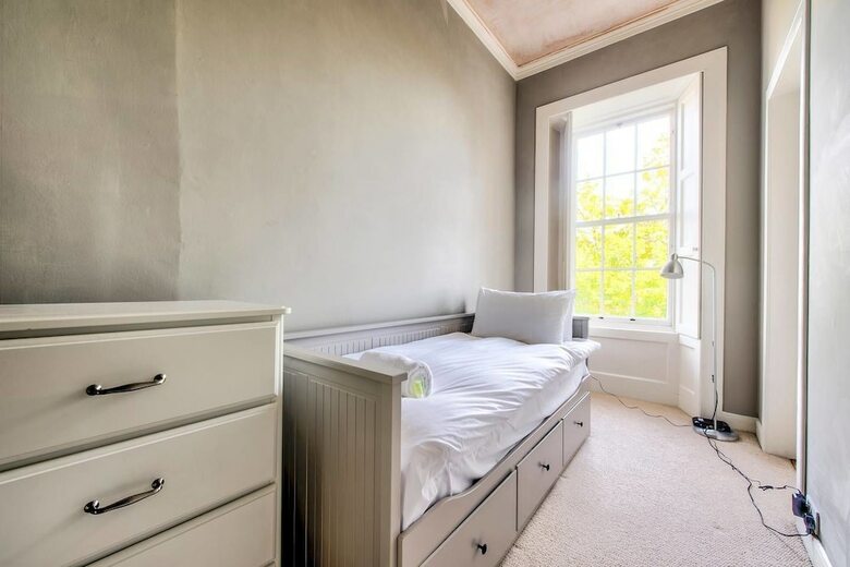 Bright And Spacious 4-bedroom Apart In Stockbridge