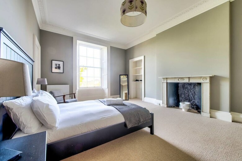 Bright And Spacious 4-bedroom Apart In Stockbridge