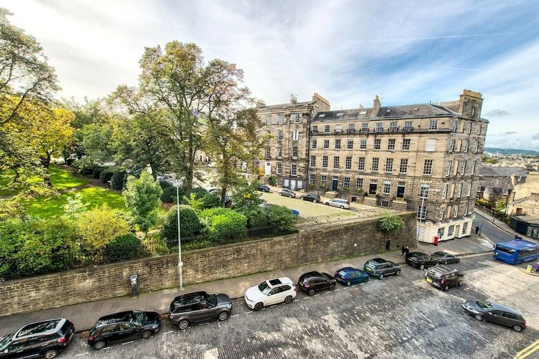 Bright And Spacious 4-bedroom Apart In Stockbridge