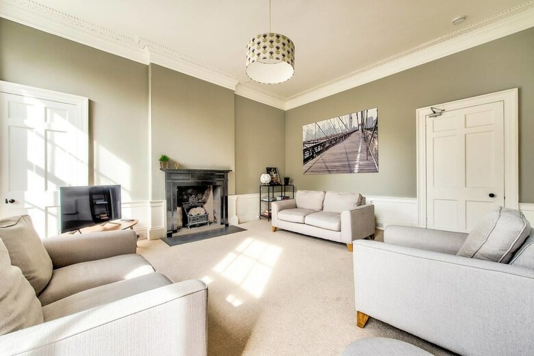 Bright And Spacious 4-bedroom Apart In Stockbridge