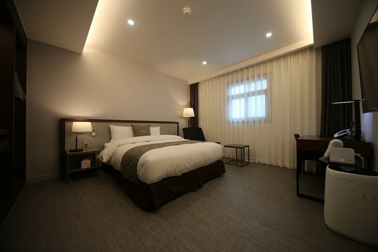 Hotel J's