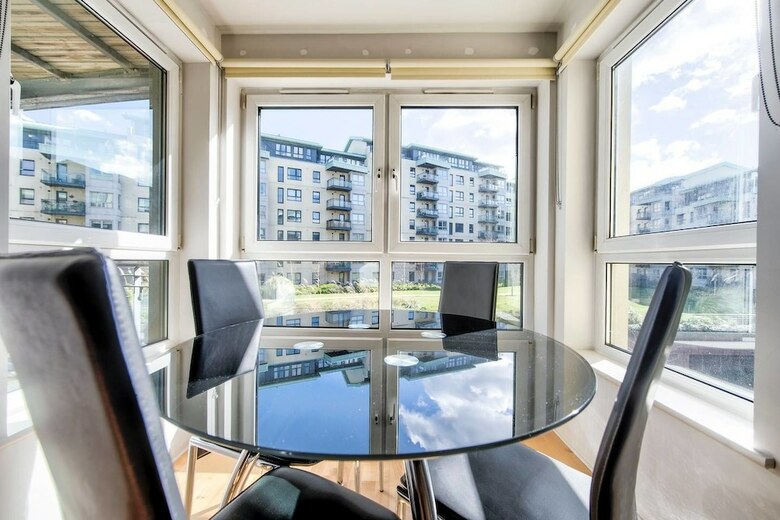 Delightful Two Bed Apartment At The Shore