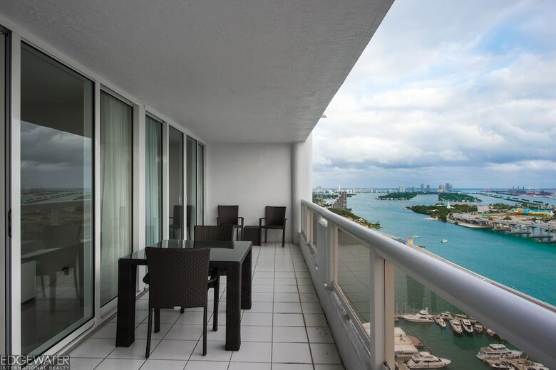 The Grand Condos By Edgewater One Ir