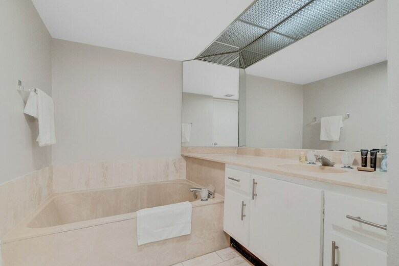 The Grand Condos By Edgewater One Ir