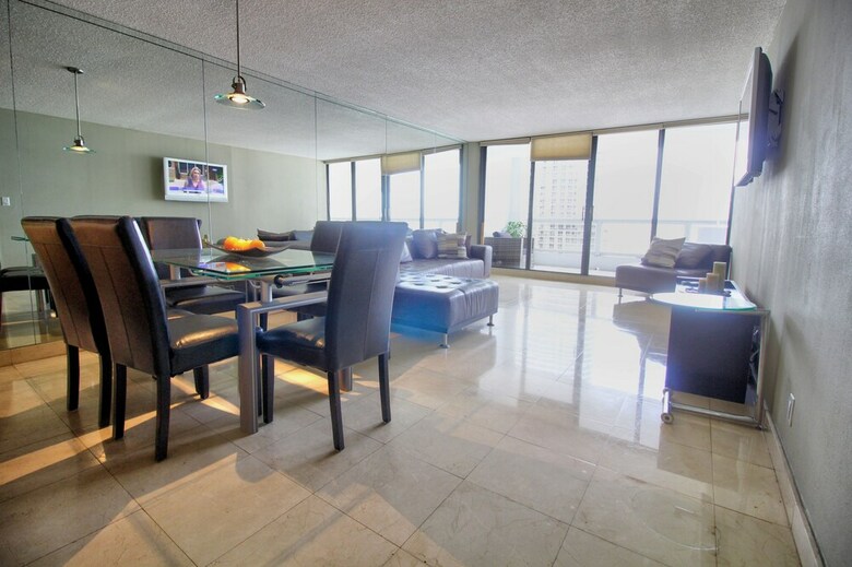The Grand Condos By Edgewater One Ir