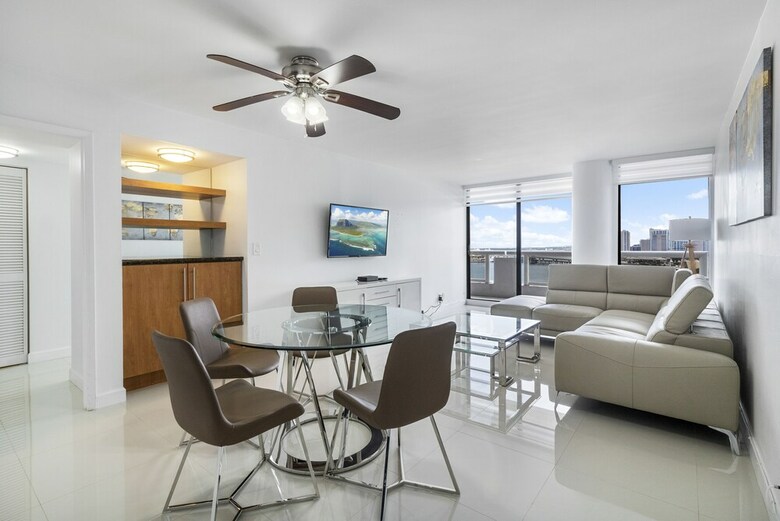 The Grand Condos By Edgewater One Ir