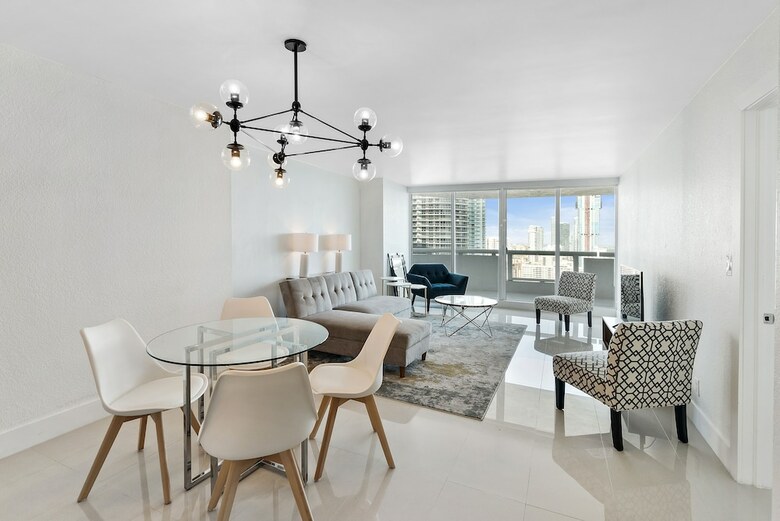 The Grand Condos By Edgewater One Ir