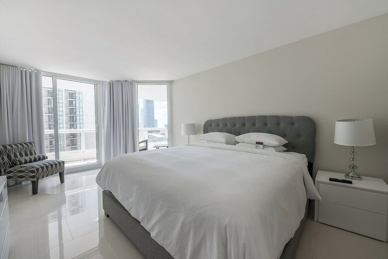 The Grand Condos By Edgewater One Ir