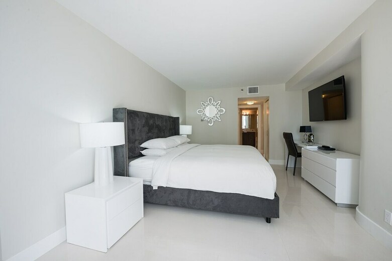 The Grand Condos By Edgewater One Ir