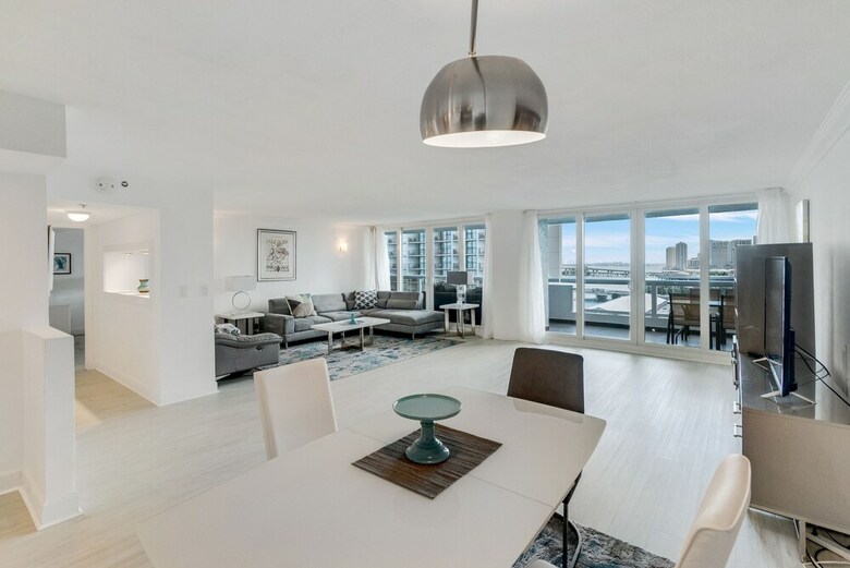 The Grand Condos By Edgewater One Ir