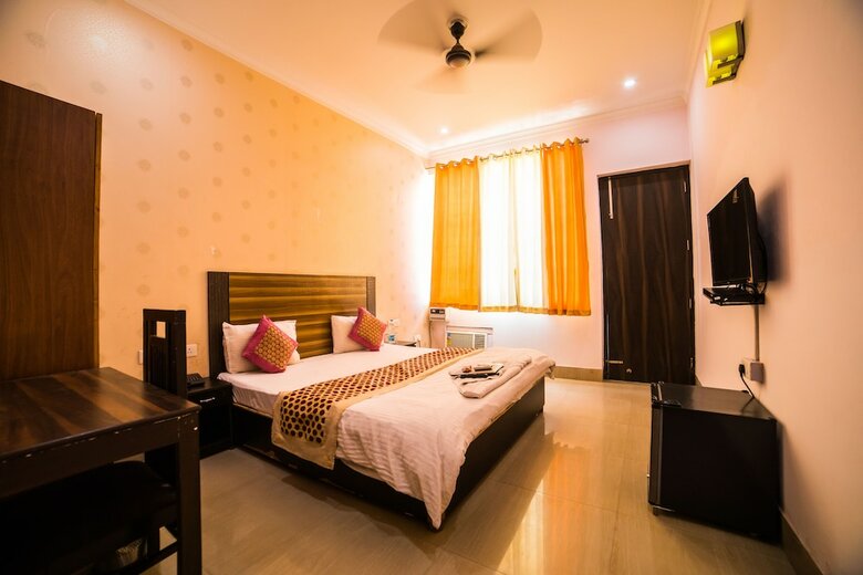 Hotel The Royal Crown