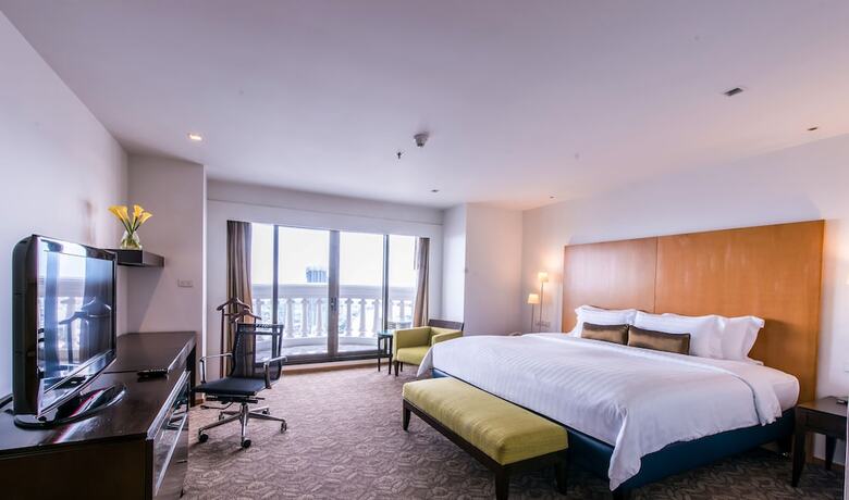 Hotel Tower Club At Lebua (The World?s First Vertical Destination)