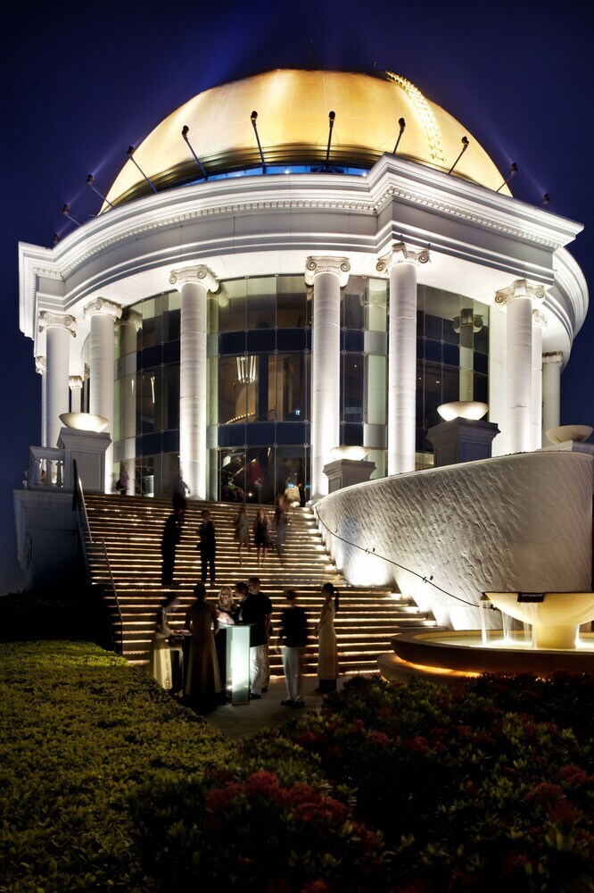 Hotel Tower Club At Lebua (The World?s First Vertical Destination)