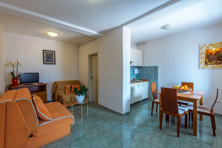 Contessa Apartments