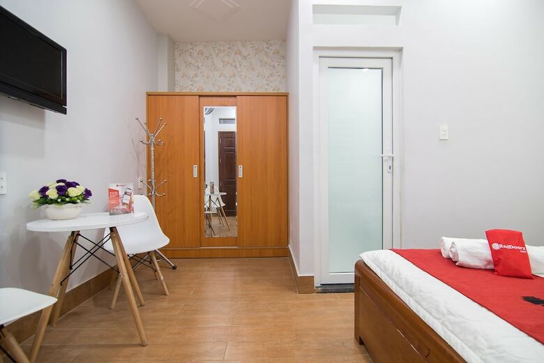 Hotel Reddoorz Plus @ Huynh Tan Phat