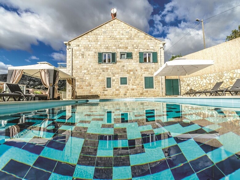 Villa Pave / Six Bedrooms H1
