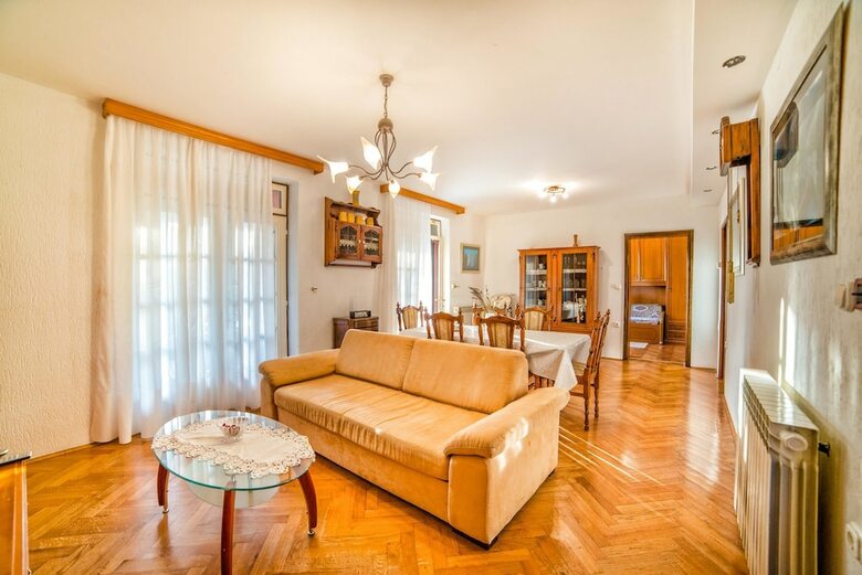 Apartamentos Holiday House Nada