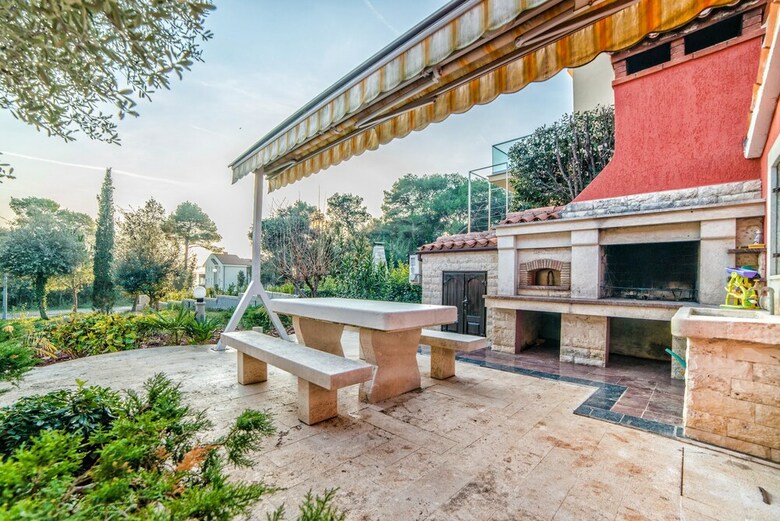 Apartamentos Holiday House Nada