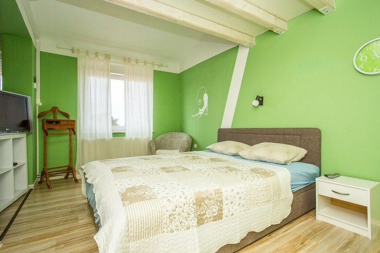 Holiday House Chris