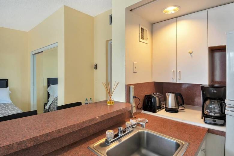 Gorgeous 1br Apartment, A Walk From The Beach