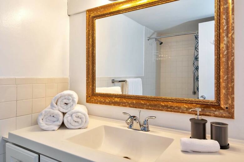 Gorgeous 1br Apartment, A Walk From The Beach