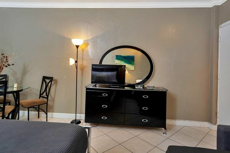 Apartamentos Gorgeous Gem, Walk From The Ocean!!