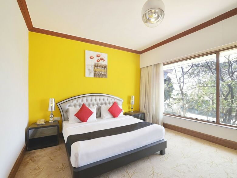 Capital O 29124 Royal Palms Hotel
