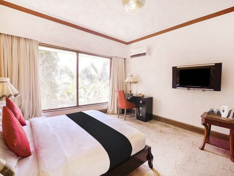 Capital O 29124 Royal Palms Hotel