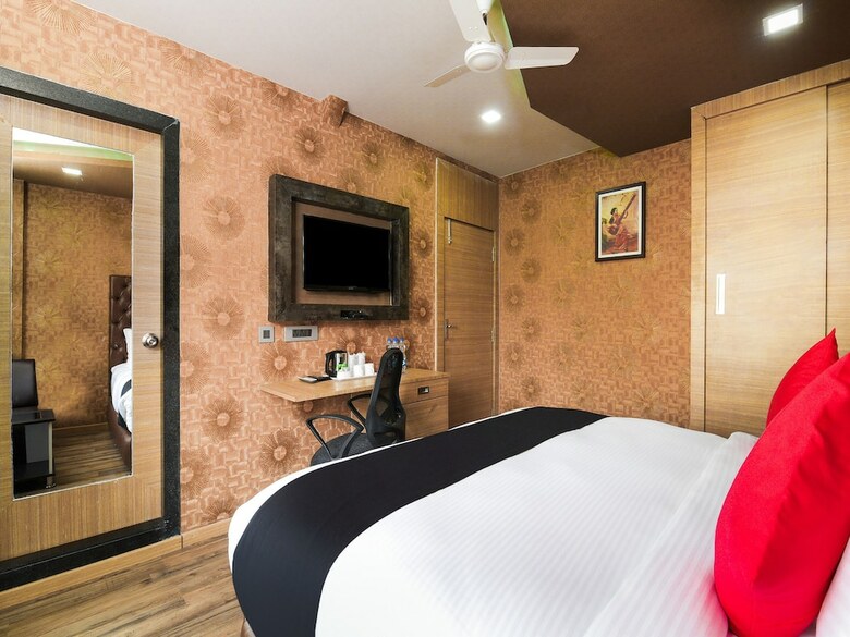 Hotel Capital O 29581 Rohini Jazz