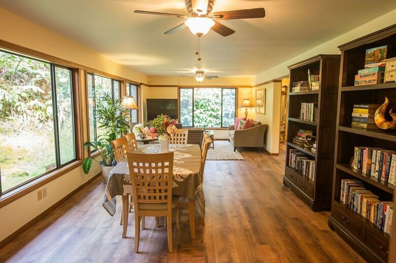 Hale Mauna Loa Lower - 11-3910 3rd St