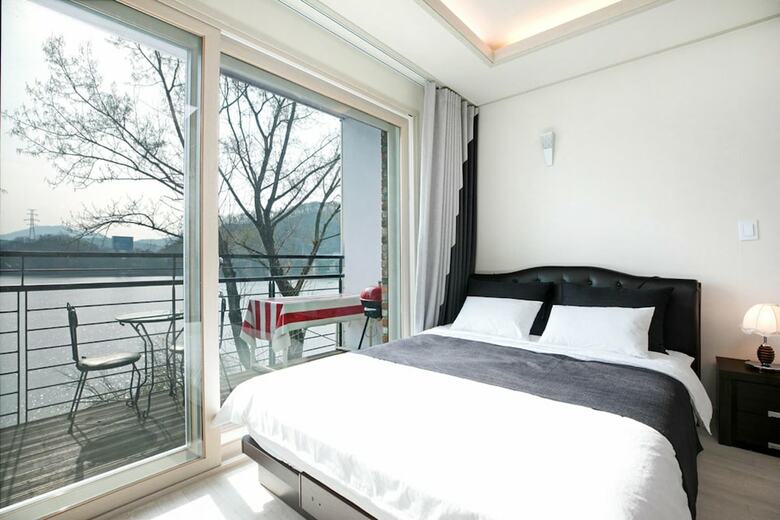 Nami Island Rivermoon Spa Pension