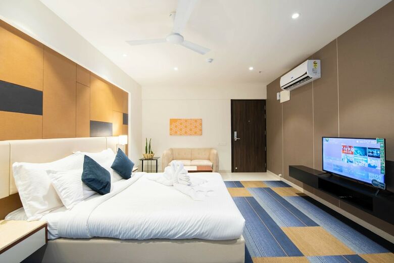 Isuite Hotel Kharadi Pune