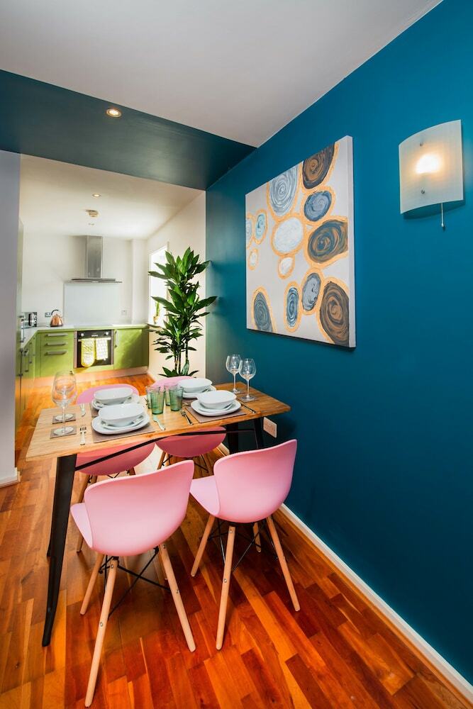 Stylish Central Reading Apartment With Free Parking