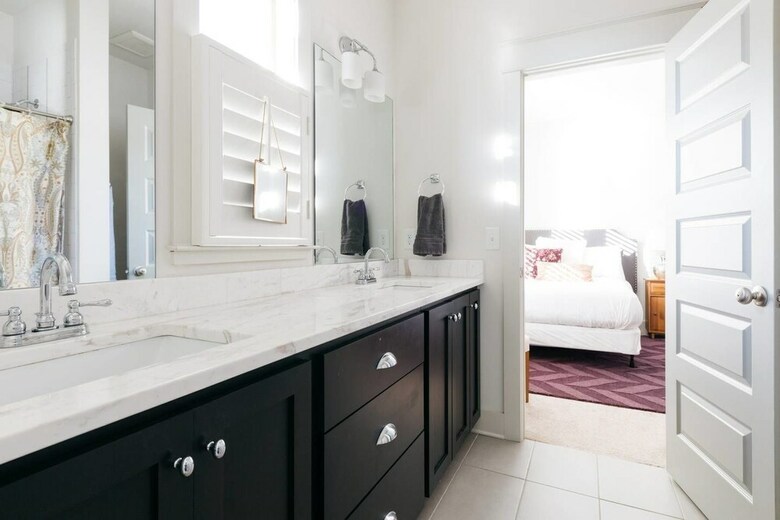 Refreshing 3br/3ba Townhouse Mins To Dt By Domio