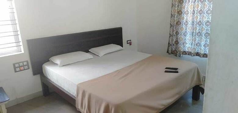 Hotel Iroomz Grand Palace