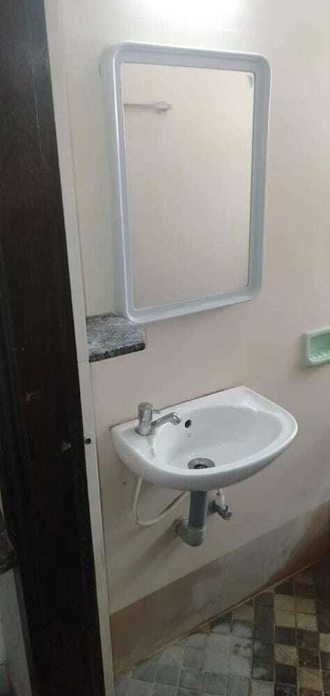 Hotel Iroomz Grand Palace