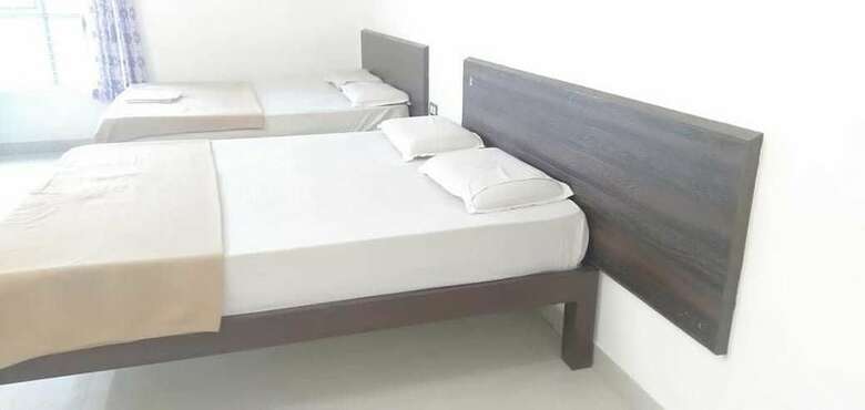 Hotel Iroomz Grand Palace