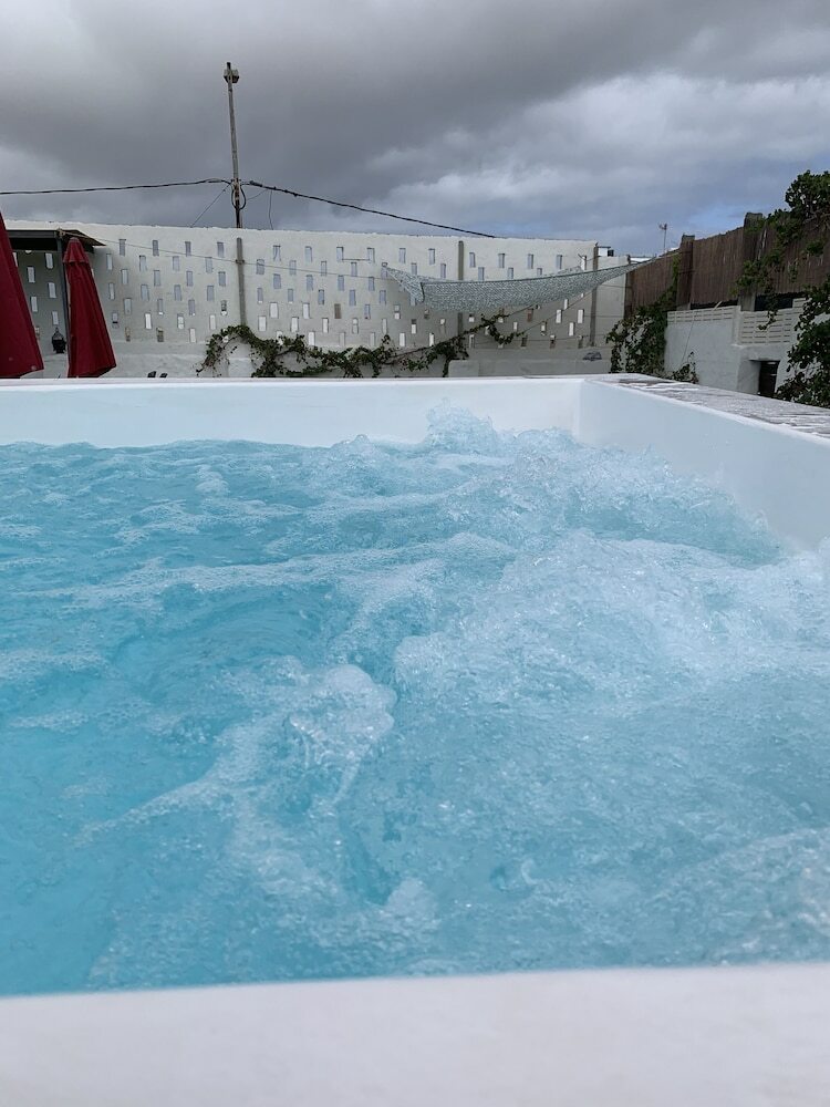 Hotel Valtisya House Pool & Airport