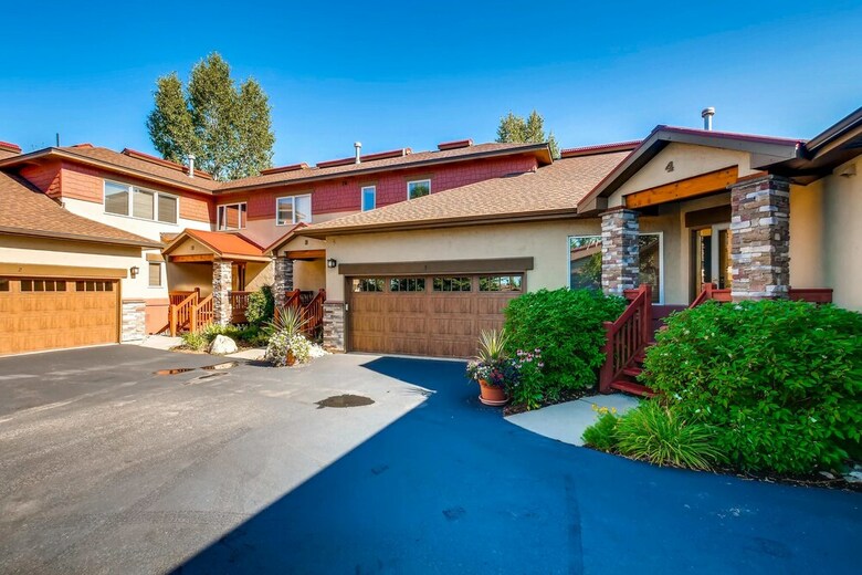 Cascades Townhomes Hood 1