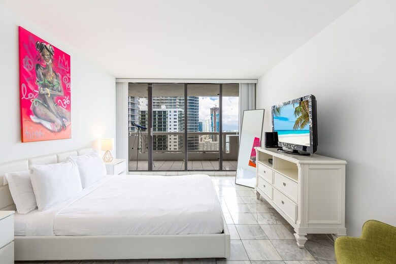3 Bedroom Condo With Stunning Balcony View
