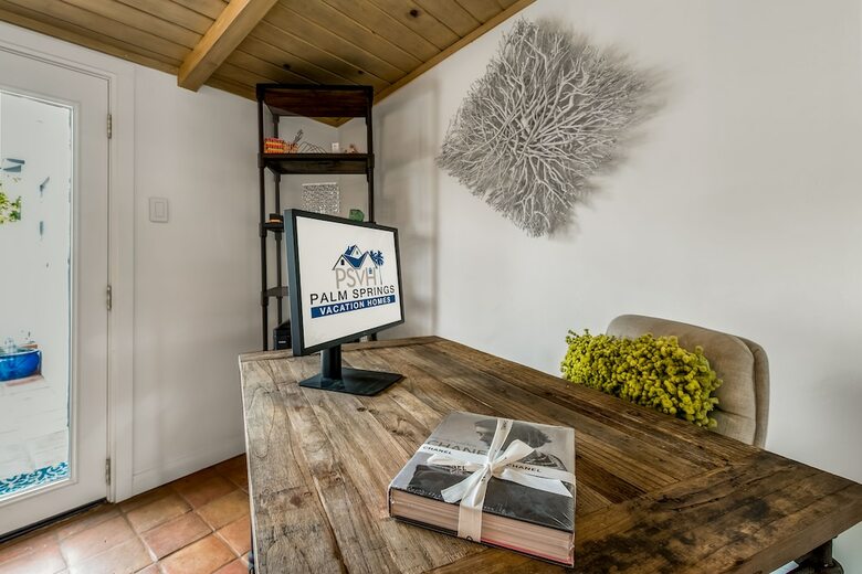 Palm Springs Glamour Three Bedroom House
