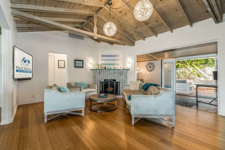 Palm Springs Glamour Three Bedroom House