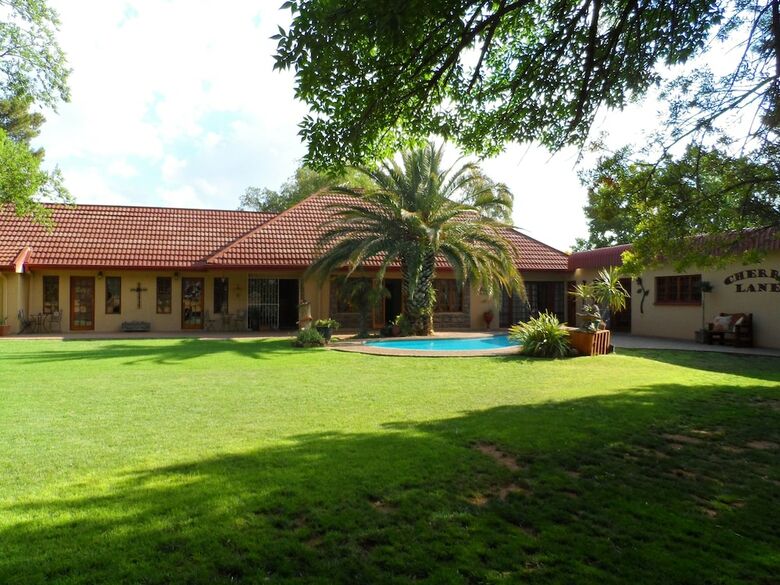 Hotel A Cherry Lane Self Catering And B&B