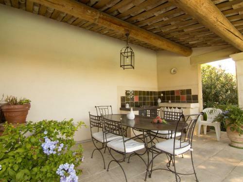 Holiday Home Maison La Fabrique Villelaure