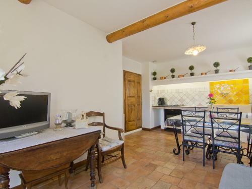 Holiday Home Maison La Fabrique Villelaure