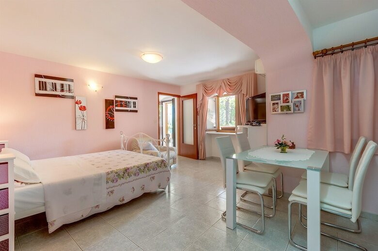 Apartments And Room Rukoni?