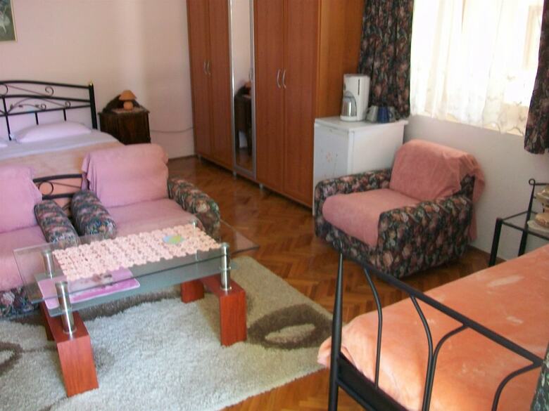 Apartments And Room Rukoni?